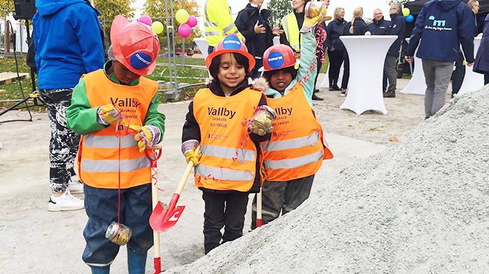 Abdirahman, Adam och Ruweyda visar stolt upp sina skatter.