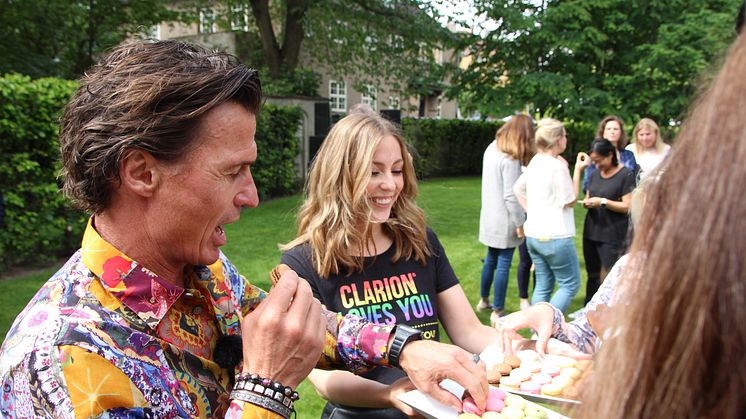 Petter Stordalen heiser Pride-flagget på Nordic Choice Hotels hovedkvarter på Frogner i Oslo 26. juni 2017. FOTO: Nordic Choice Hotels