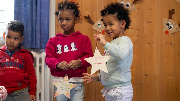 Auch die Kinder bei der Kinderhilfe Oberland gGmbH in Peiting gaben ihre bemalten und mit Wünschen versehenen Sterne zur Erfüllung an LEW.