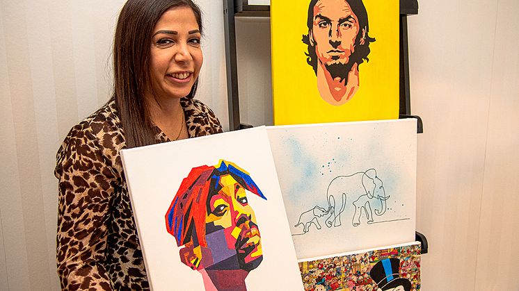 Mona Karim visar upp några av sina verk.