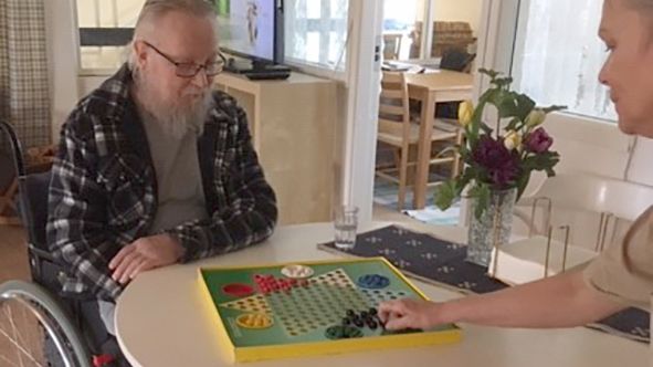 Dan Bergström spelar schack med personalen på avdelningen Lindåsen, gruppboendet Brogården i Sunne. Ett bra tidsfördriv när det är besöksförbud.