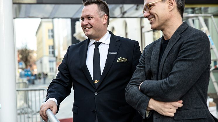 Hotelldirektør for Britannia Mikael Forselius og direktør for Trondheim kunstmuseum Johan Börjesson. Foto:  Wil Lee-Wright