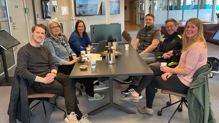 På bild från vänster: Samuel Holmström, Lundqvist Trä, Eva Wikman, Lindbäcks Bygg, Karin Gebing, Vuxenutbildningen Piteå kommun, Jimmy Sjödin, SCA, Christoffer Caesar, Wibax, Klara Norberg, Smurfit Kappa. Foto: Sandra Hedenström