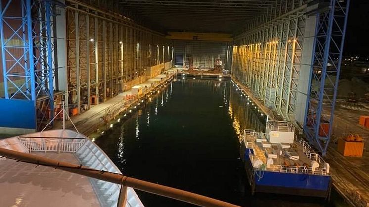 Havila Capella på vei inn til dokk hos Westcon i Florø. (Foto: Havila Kystruten)