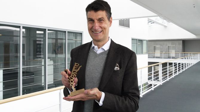 Dr. Axel Kaufmann, Speaker of the Executive Board and CFOO of the Nemetschek Group received the award