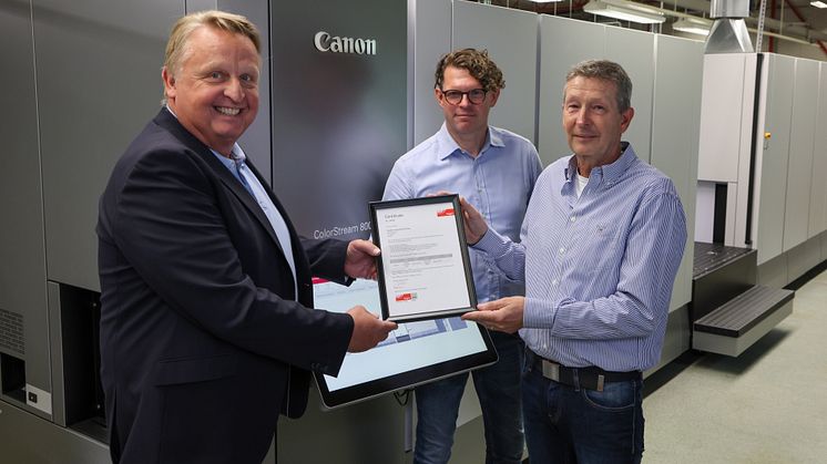 Från vänster: Håkan Ahlberg Canon, Henrik Sandén och Tore Löfvendahl Sandéns Security Printing framför Canon ColorStream 8160.