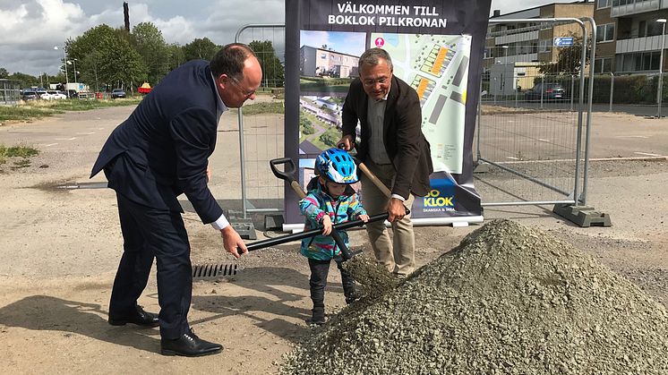 Ludvig högg i och hjälpte Torkild Strandberg, kommunstyrelsens ordförande, och Jonas Spangenberg, VD på BoKlok, när första spadtaget togs för BoKlok Pilkronan i Landskrona.