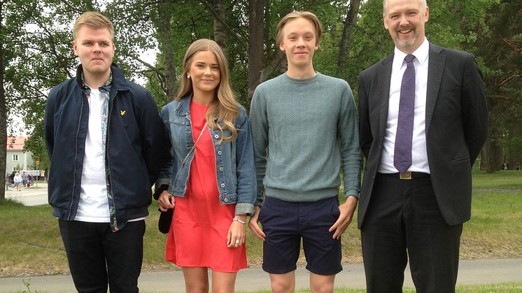 Tre elever på Dragonskolan har fått resestipendiater från Komatsu Forest-stiftelsen. Från vänster: Anton Lundström, Felicia Johansson, Ludvig Wiechel och Martin Ärlestig, fabrikschef för Komatsu Forest. 