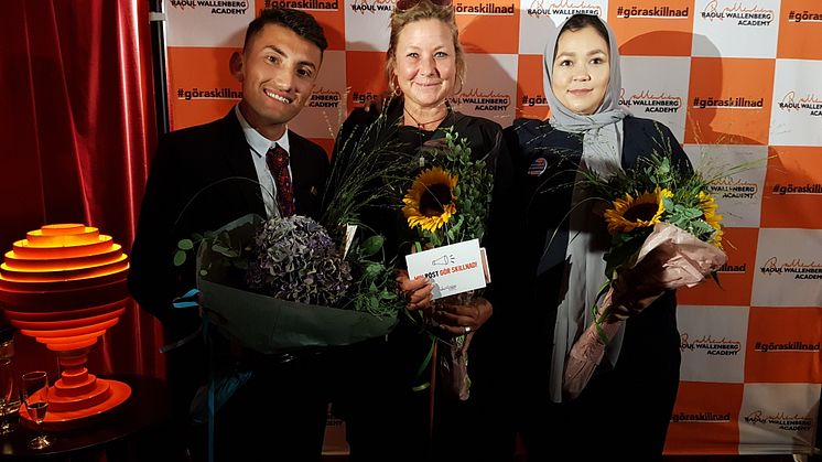 Matilda Brinck-Larsen, nominerad för det "stora" Raoul Wallenberg-priset 2018, flankeras av Ungt Kurage-vinnarna Ali Zardadi och Zahra Samadi.