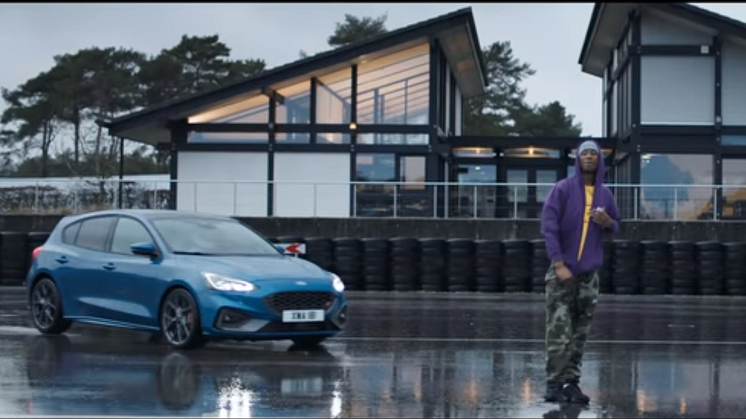 Blakie diktálja az iramot a Ford Focus ST-nek, miközben az autó a “Jump” ritmusához igazodva száguld