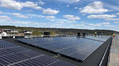 Första installationerna klara i Brf Göteborgshus 38 stora solcellssatsning