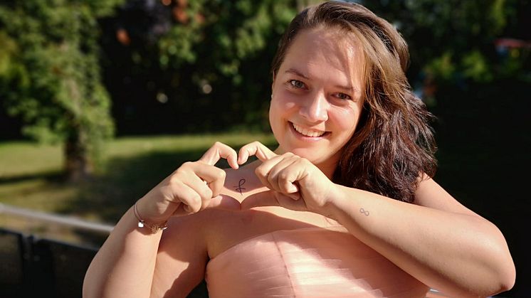 Claudia Neumann zeigt stolz ihr neues Tattoo