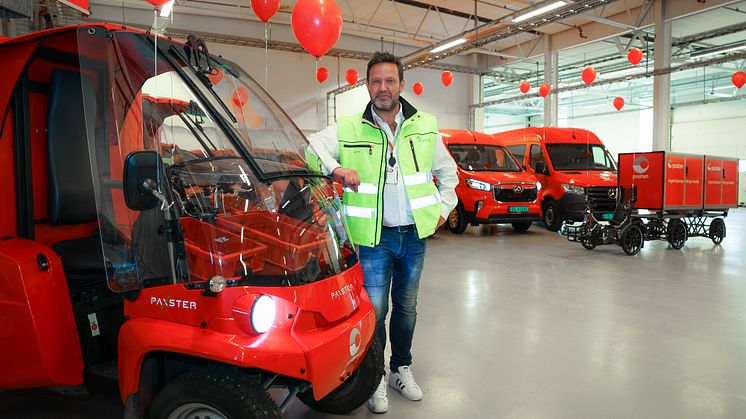 Postens konserndirektør Hans- Øvind Ryen foretok den offisielle åpningen av Postens nye helelektriske distribusjonspunkt på Rud hvor all post og alle pakker vil bli levert med el-biler til innbyggerne i Bærum kommune. Foto: Posten Norge 