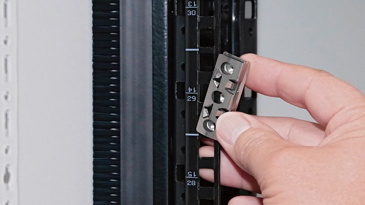 Med et enkelt klik er fæstningselementet klar. Uden brug af værktøj flyttes det let på 19"-profilen, til nem udbygning af IT-rack
