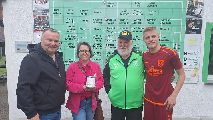 Bürgermeister von Thierbach, Maik Schramm, mit Kerstin Stadler vom Kinderhospiz, dem Präsidenten Jürgen Kleditzsch und Dustin Treibl