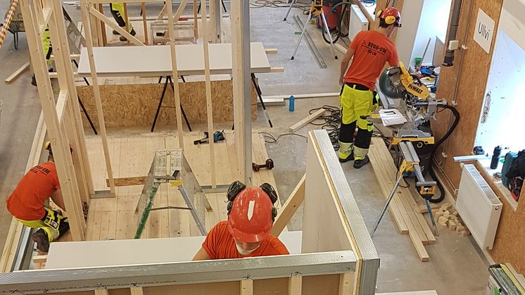 Bild från förra årets tävling i Bygg-VM. Eleverna får på viss tid bygga utifrån en modell och bedöms efter flera olika kriterier, t ex noggrannhet och arbetsmiljö. Tävlingar och uppvisningar görs även inom mureri, plattsättning och måleri. 