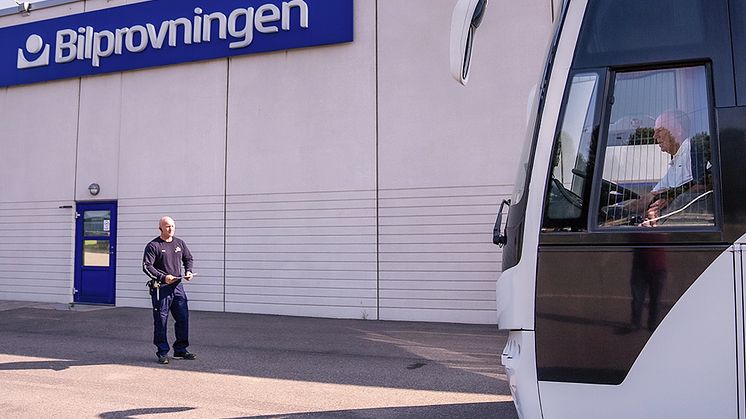 Pressbild_Bilprovningen_besiktning_tung_buss_m.jpg