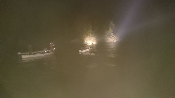 De frivilliga sjöräddarna från RS Lönnånger fick larm om en båt som låg och drev i Mellanfjärden.