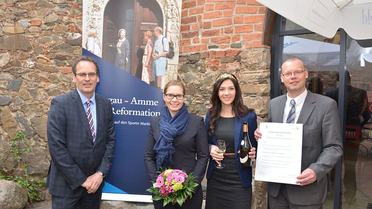 Volker Bremer (Geschäftsführer der LTM GmbH), Romina Barth (Oberbürgermeisterin der Stadt Torgau), Daniela Undeutsch (Sächsische Weinkönigin 2016) und Matthias Müller (Vorsitzender des TV SHL e.V.) freuen sich auf die künftige Kooperation.