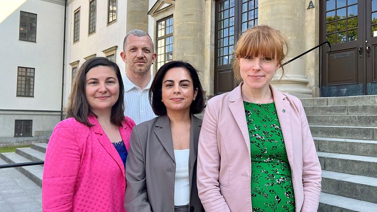 (fr v till h) Sandra Ivanovic Rubin (MP), sjukvårdspolitisk talesperson.  Jonas Lindberg (V) oppositionsregionråd.  Talla Alkurdi (S) hälso- och sjukvårdsregionråd.  Christine Lorne (C) primärvårdsregionråd