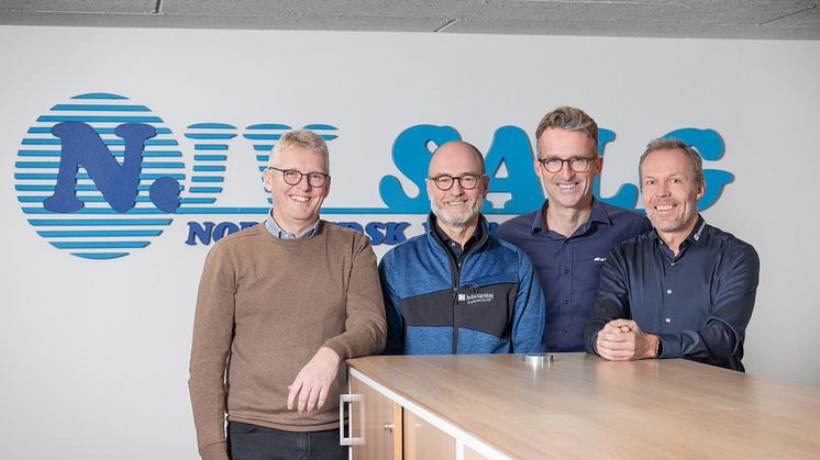 Foto af Lars Perl Kristensen (direktør i Nordjydsk Værktøjssalg), Troels Porse (indkøbschef i Jydsk Værktøj), Gorm Rasmussen (administrerende direktør i Carl Ras) og Kjeld Thomsen (direktør i Jydsk Værktøj)