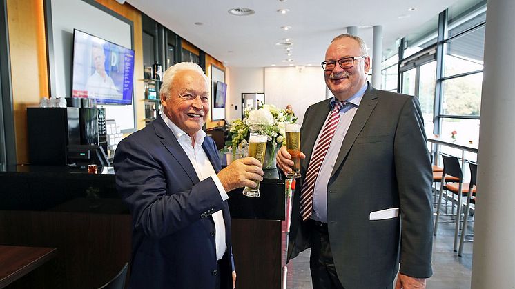 von links: ZSL-Geschäftsführer Winfried Lonzen und Geschäftsführer der Krostitzer Brauerei Wolfgang Welter