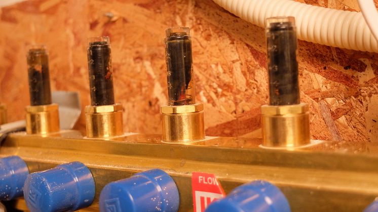 Magnetitfyllda flödesvisare i golvvärmesyst