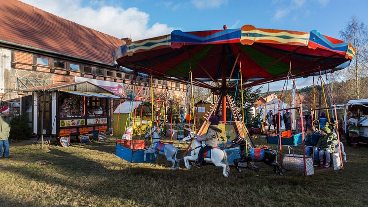 Ländlich gemütlich und nostalgisch: Der Weihnachtsmarkt am Naturparkzentrum Raben im Fläming (TMB-Fotoarchiv/Steffen Lehmann)