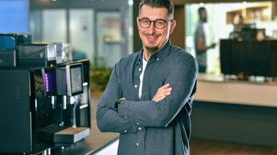 Wojciech Tysler als neuer Markenbotschafter für Franke Coffee Systems im Showroom am Hauptsitz von Franke.