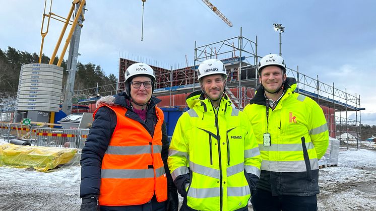 Birgitta Andersson, projektledare samhällsbyggnad, Tobias Lagerwall, projektchef Hemsö och Simon Hagman, projektchef K21 framför bygget av Forshälla-Strands förskola i Råssbyn.