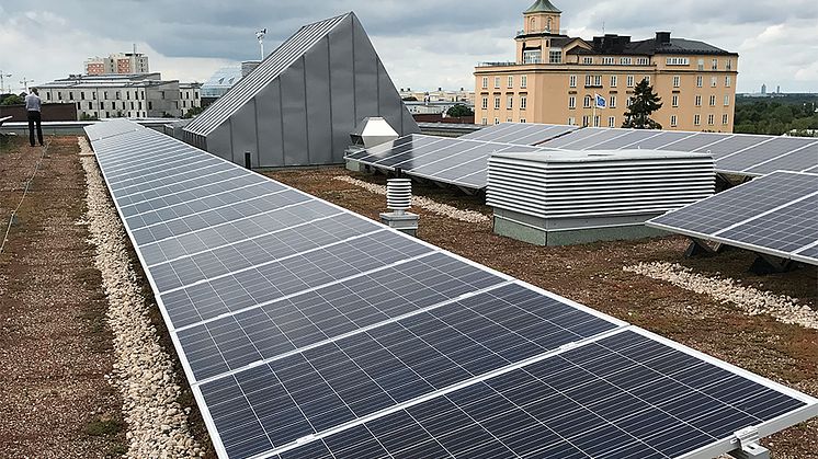 Grönt tak med solceller på KTH 43:25