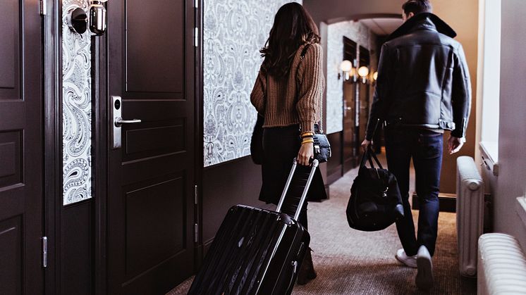 THEME_TRAVEL_HOTEL_CORRIDOR_ROOMS_PEOPLE_COUPLE_WALKING_LUGGAGE_GettyImages-1241453705_Universal_Within usage period_100313-1.jpg