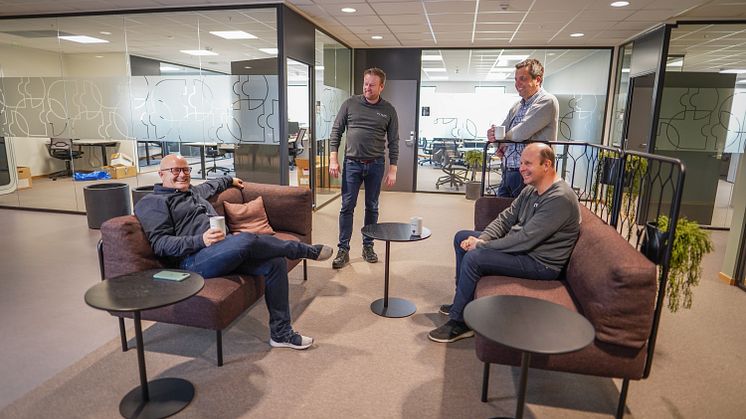 Kontorhusets Hakon Lærum (fra venstre) og Viam-eierne Espen Nilsen, Espen Krossli og Rune Gulbransen på Kontorhuset Kjelstad.