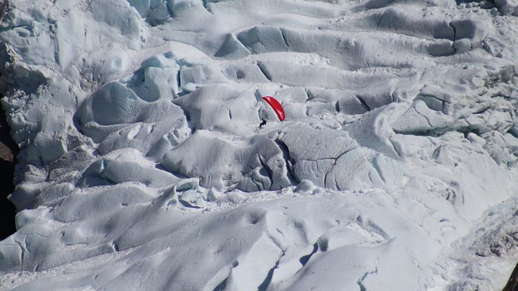 Morten Knapstad flyr over Briksdalsbreen. Foto: Visit Nordfjord