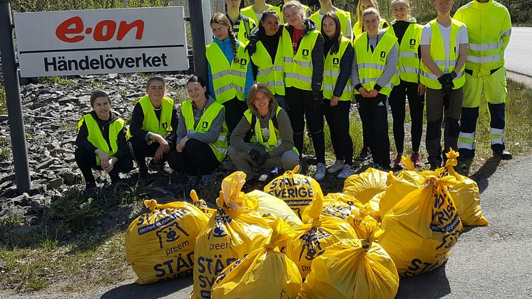 Över 60 ungdomar från idrottsföreningar städade vid Händelöverket. Foto: Mikael Örnliden, Städa Sverige.