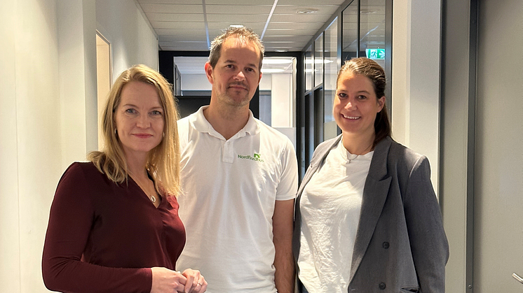 Fra venstre: Ingeborg Ukkelberg fra VestlandsHus, Rune Solheim og Therese Lunde Solberg fra Nordfjord Hus