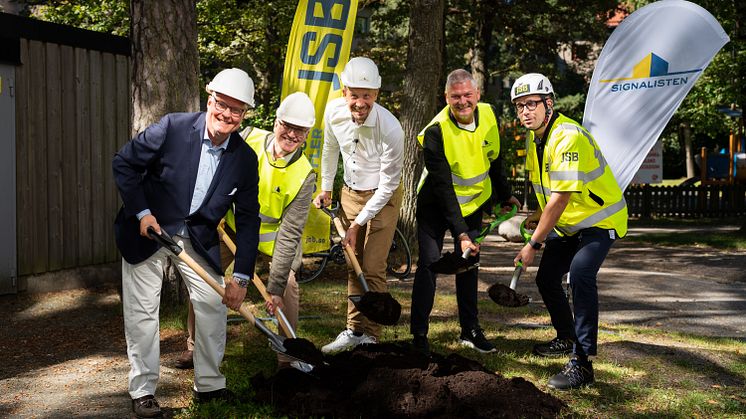 Torsdagen den 25 augusti sattes spaden i marken för 78 nya hyresrätter för Solnabor som är 60 år eller äldre. Bostäderna byggs som en ny generations kombohus, avropade genom Sveriges Allmännyttas ramavtal. Foto:Tobias Ohls