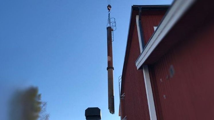 Kranbil lyfte 15 meter hög skorsten på skola i Ludvika