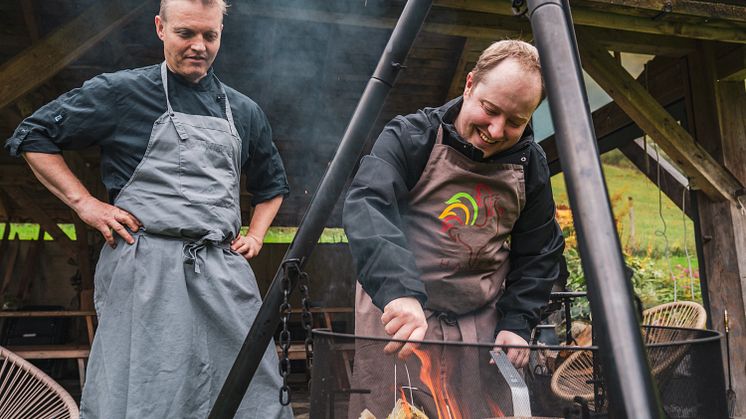 Kjøkkensjef på Fretheim Hotel, Bjarte Finne, (t.h.) samarbeider tett med Odd Ohnstad (t.v.) på Haugen Gardsmat.