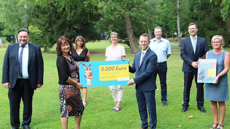 5.000 Euro für neuen Lesestoff: Vertreter der Stadt, der Bücherei und des Bayernwerks bei der Übergabe des Kinderbibliothekspreises 2020 im Teublitzer Stadtpark.