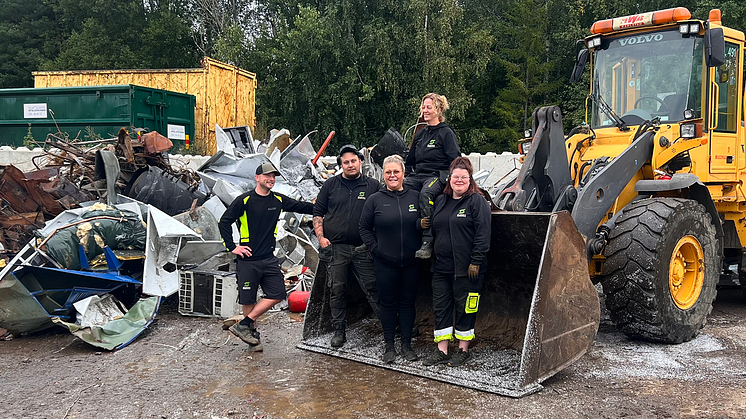 På Skattkärrs Metallåtervinning arbetar ett sammansvetsat team med två män och tre kvinnor. Här är arbetsglädje inte bara en trevlig känsla på jobbet, utan en del av ett större hållbarhetstänk.