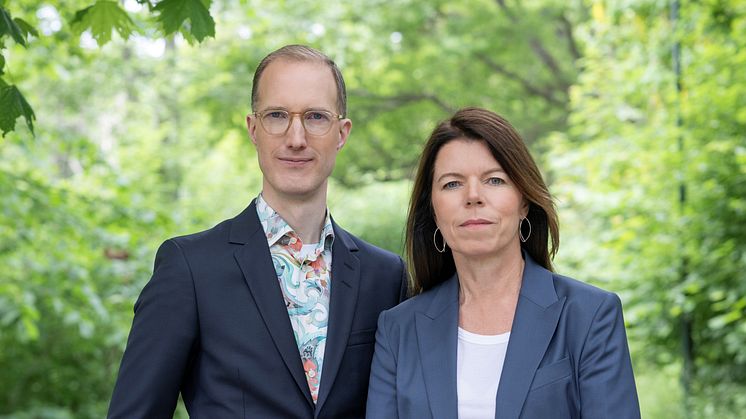 Socialborgarrådet Jan Jönsson (L) och skolborgarrådet Isabel Smedberg-Palmqvist (L) presenterar resultaten från Stockholmsenkäten