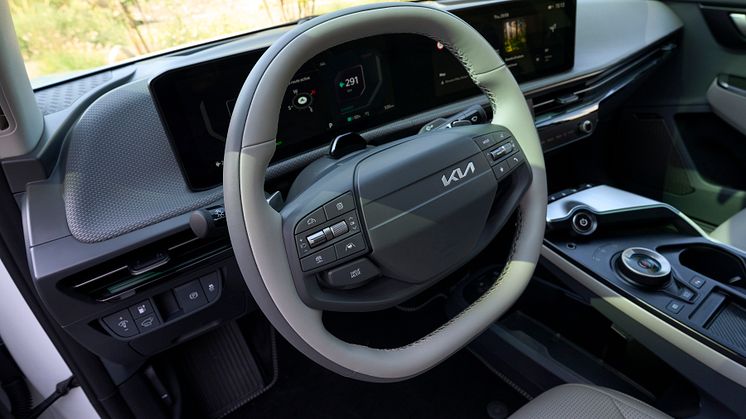kia-all-new-ev6-baseline-my25-snow-white-pearl-outdoor-interior-print-3600x2400-003.jpg