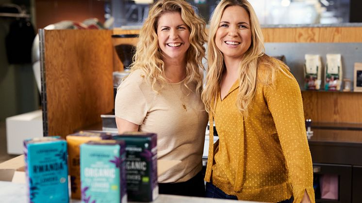 Under en fullmatad dag hos Löfbergs lär sig Anja och Filippa allt om kaffe. Resultatet går att se i en ny serie filmer.