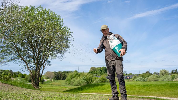 Course Manager, Johnny Kristensen sår græs