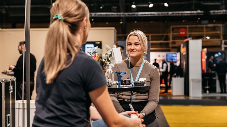 Elmia Subcontractor 2023 - möte i montern mellan utställare och besökare