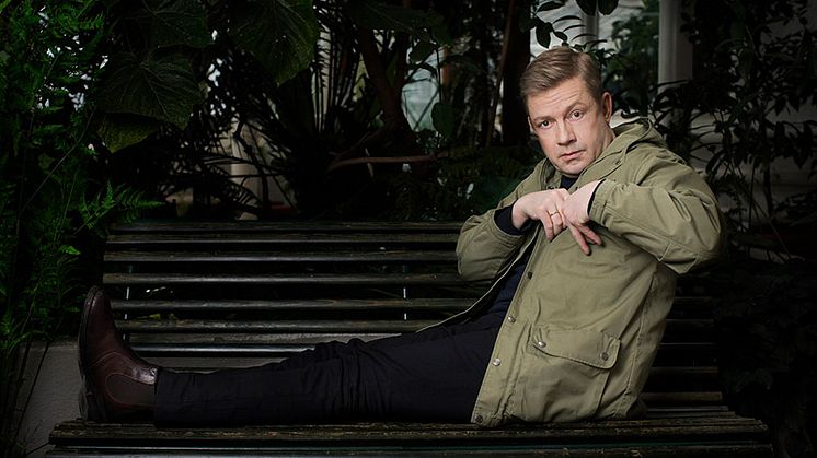 Bjarte Tjøstheim debuterer med soloframsyning om livet som engsteleg. Foto: Siren Høyland Sæter.