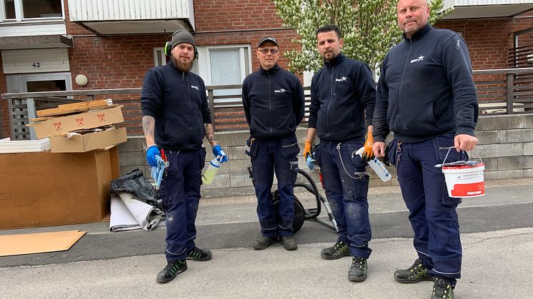 Fastighetsvärdarna Mattias Persson, Mikael Eriksson, Erduan Berisha och Leif Karlsson tycker det är fint att kunna göra lite extra fint för hyresgästerna under coronaperioden.