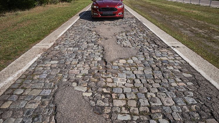 Azt hiszi, hepehupás utakon jár? Akkor próbálja ki a világ legszörnyűbb útszakaszát, a kátyúk, macskakövek és fekvőrendőrök pokoli kombinációját!
