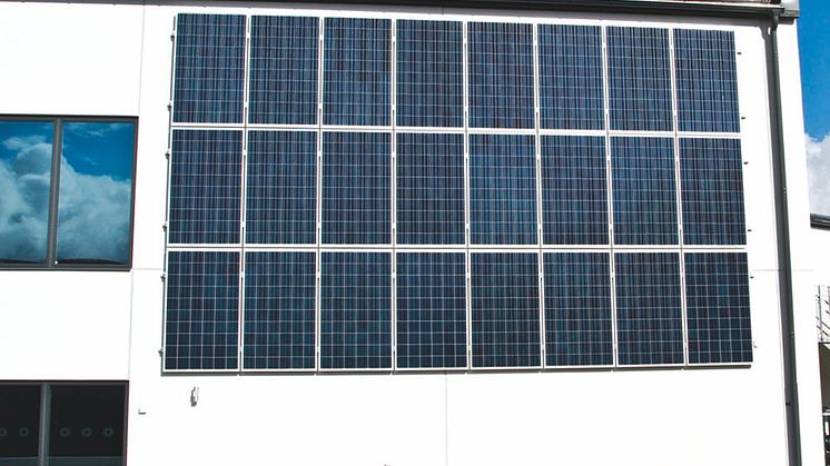 Lokalförvaltning har antagit ett solenergiprogram som innebär att sätta solceller på alla nybyggnationstak. Foto: Lokalförvaltningen
